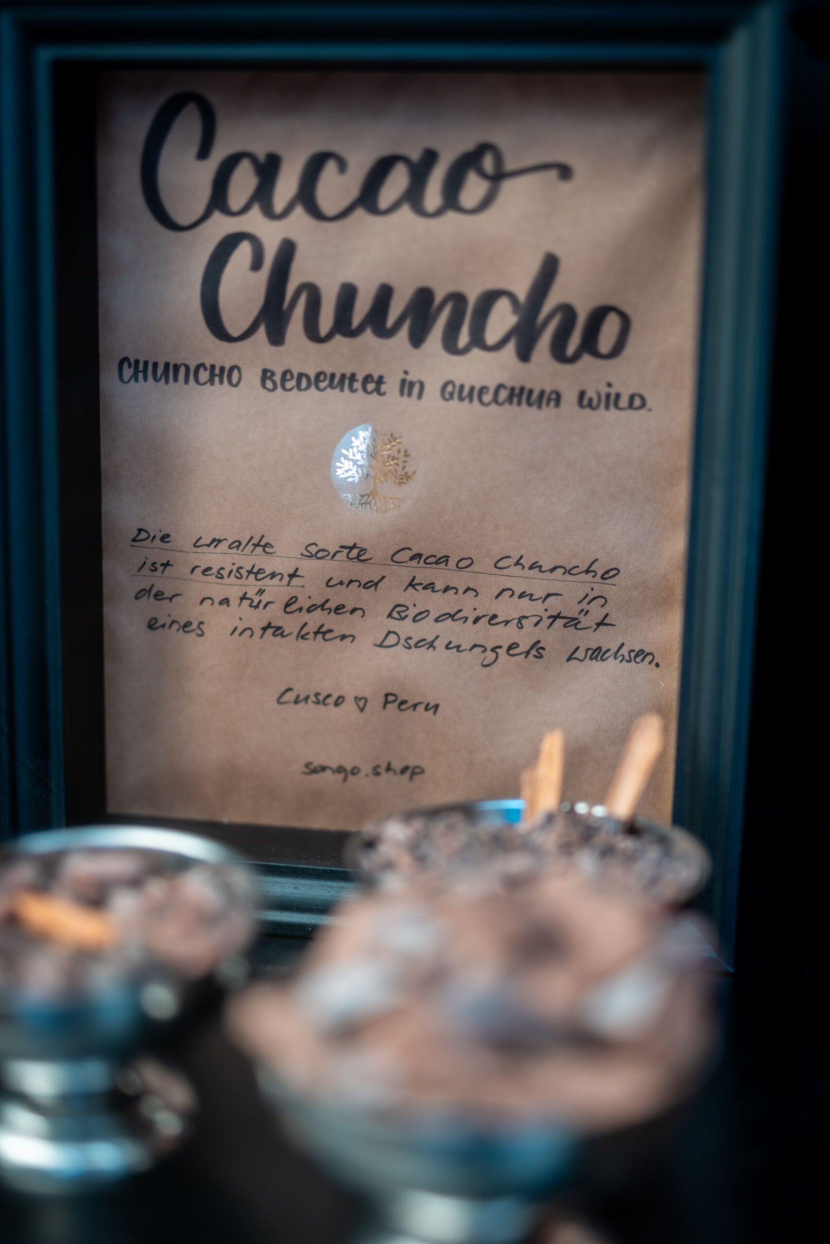 <b>Mittwoch 6. Dezember | 18-22 Uhr</b><br />
Erlebe eine traditionelle Cacao Ceremony mit einem Schamanen aus Cusco Peru: die Munay Cacao Ceremony von SONQO öffnet dein Herz. Die wundervolle Götterspeise löst Angestautes, Unterdrücktes und Ausgedientes. So steht nach der Ceremony viel konstruktive Lebensenergie zur Verfügung. Das Ritual beinhaltet einfache Übungen. Die Munay Meditation (Meditation der bedingungslosen Liebe) führt in ein tiefes Gefühl des inneren Friedens und in den Einklang von Körper, Geist und Seele.Ángel aus Cusco (Peru) leitet die Munay Cacao Cermony. Er wuchs mit der peruanischen Kosmologie, dem Heilwissen der Anden sowie der Pflanzenwelt des Dschungels auf. Aline aus der Schweiz ist mit der Kosmologie und dem vorbuddhistischen Heilwissen aus der Bön-Kultur Tibets vertraut. Gemeinsam verbinden sie Menschen mit diesen ursprünglichen Weisheiten der Naturverbundenheit, um sie im modernen Leben wirksam zu machen. Ángel spricht ein einfaches Englisch. Bei Bedarf wird simultan übersetzt.<br />
<b>Tickets</b>: https://www.sonqo.org/ceremonies/